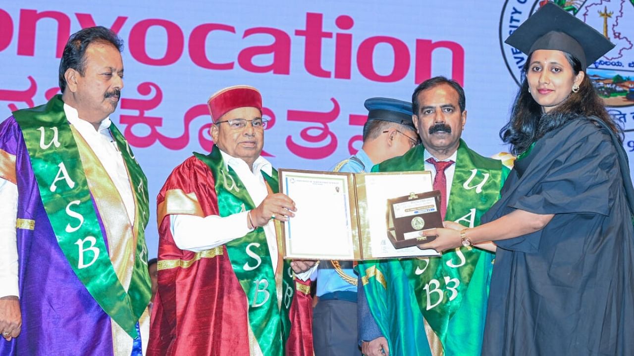 Thawarchand Gehlot, Governor of Karnataka and Chancellor of UAS presenting gold medal and Gold medal certificate to Rakshita B S. Credit: DH Photo