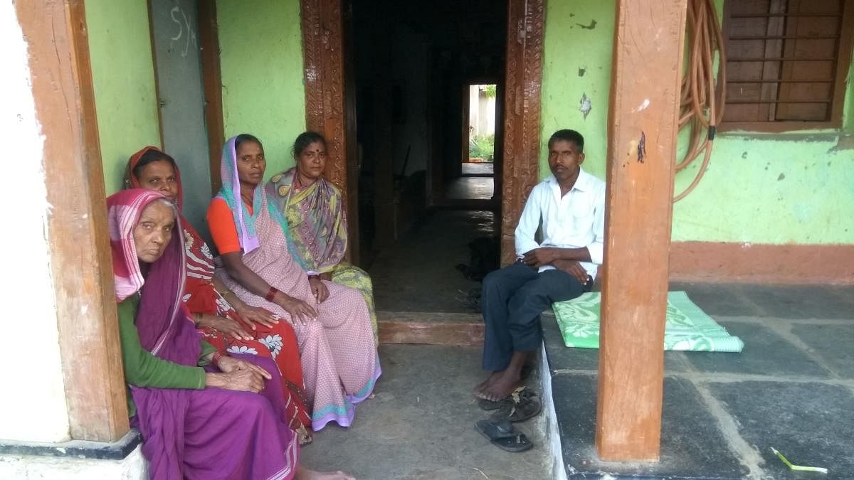 Family members of Arjun Ramappa H in Chikbagewadi village, Belagavi district. A landless farmer, Arjun took his life to avoid more loans for cancer treatment. Credit: DH Photo