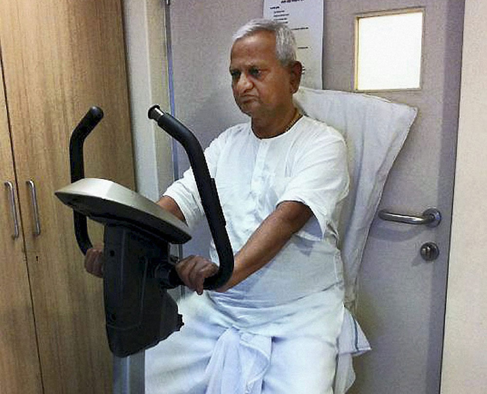 Anti-corruption activist Anna Hazare exercising at a hospital in Pune on Saturday.