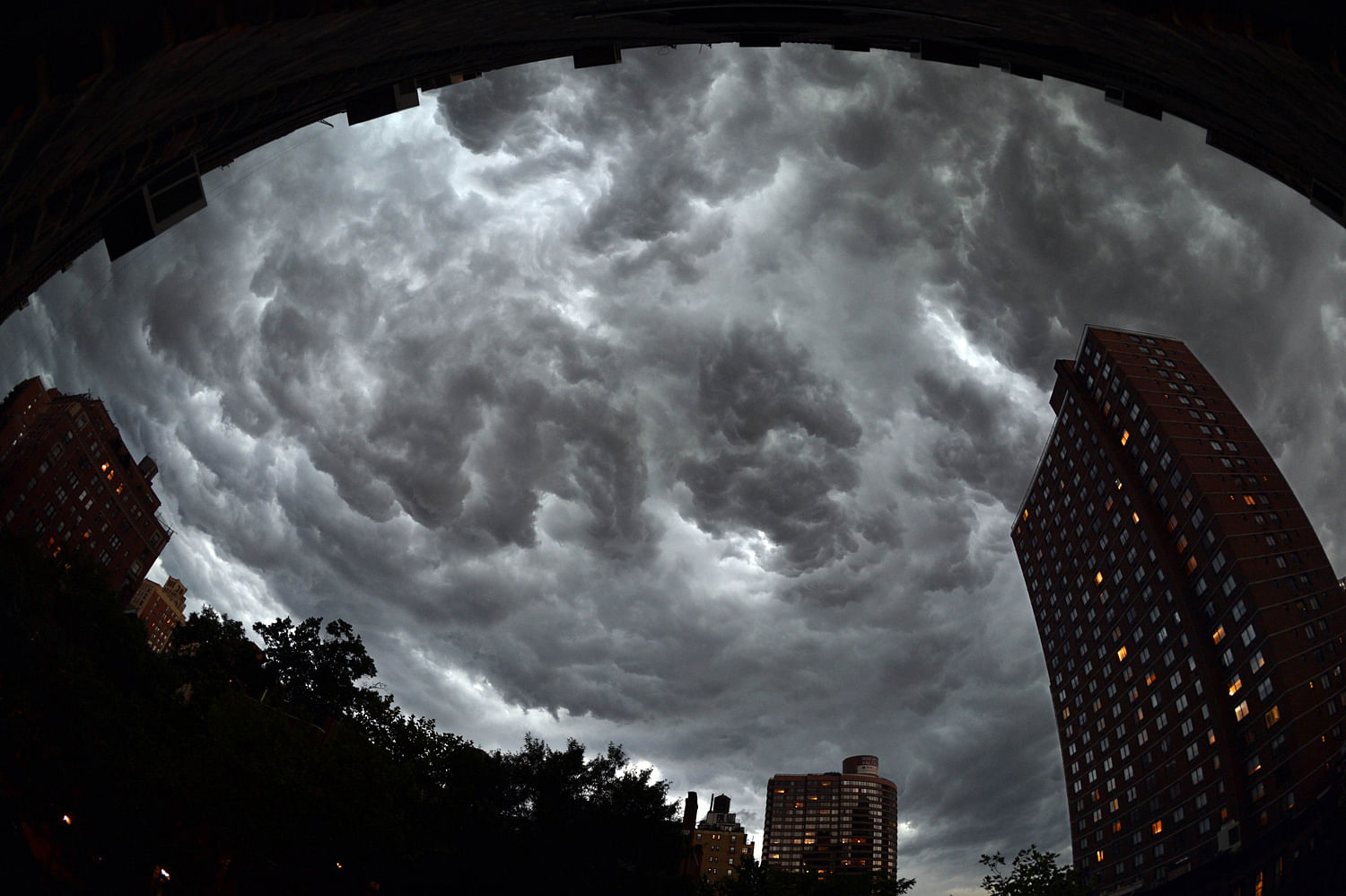 Clouds gather over apartment buildings ahead of a thunderstorm on the east side of Manhattan July 26, 2012 in New York. AFP