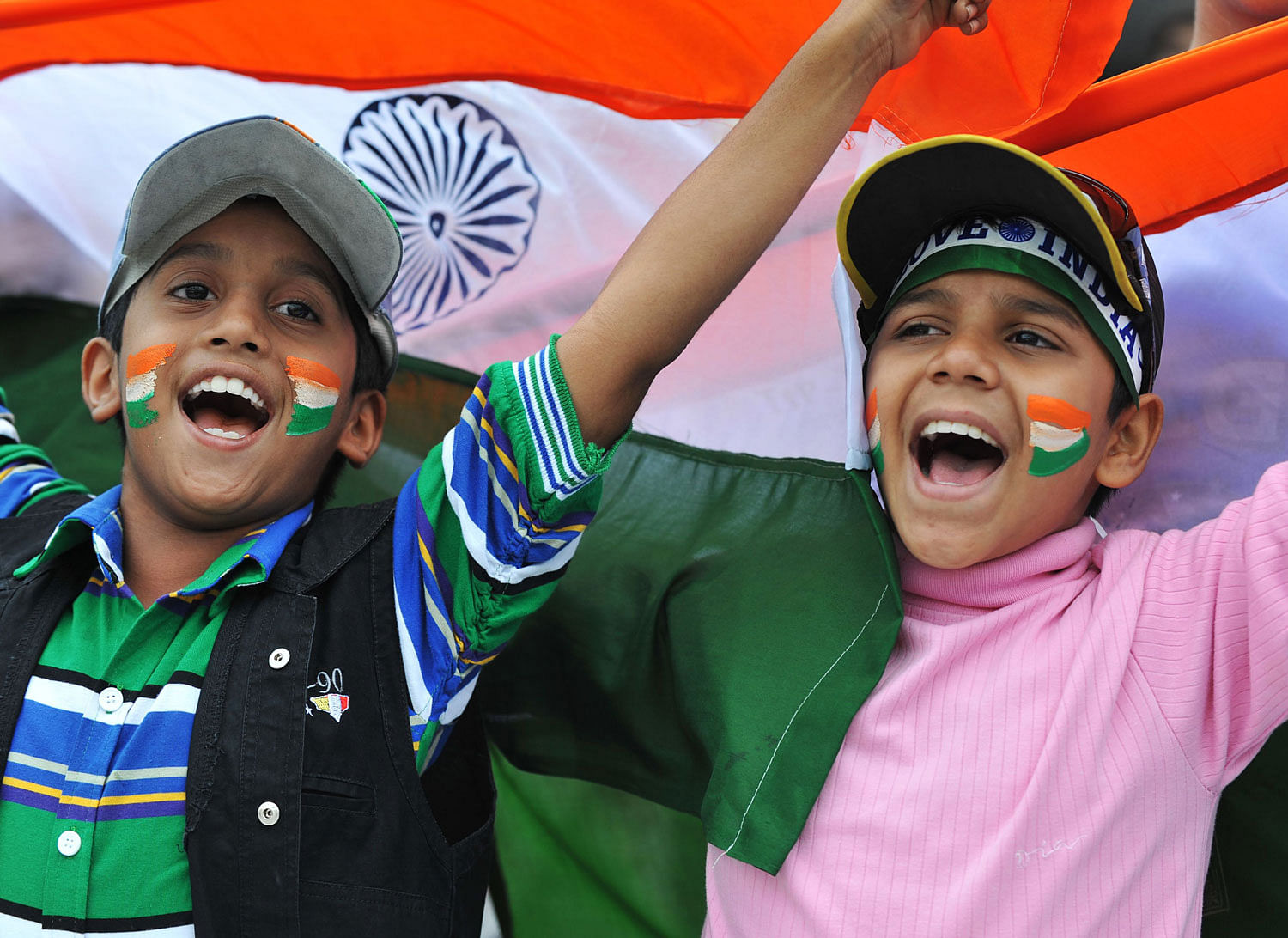 Indian cricket fans cheer during the fourth day of the first Test cricket match between India and New Zealand at the Rajiv Gandhi International cricket stadium in Hyderabad on August 26, 2012. AFP PHOTO/ Noah SEELAM