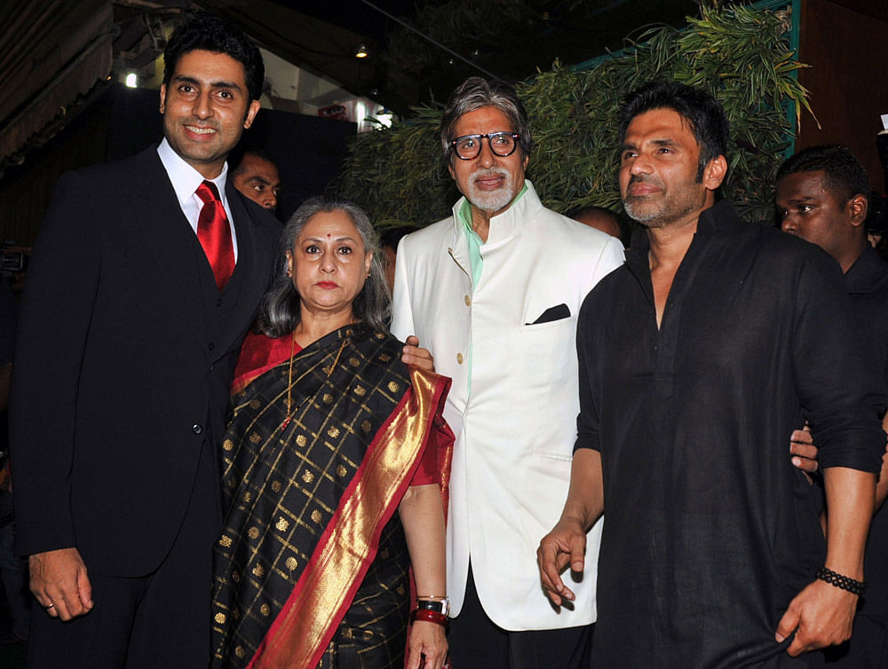 Indian Bollywood personalities (L-R) Abhishek Bachchan, Jaya Bachchan,  Amitabh Bachchan and Sunil Shetty during the inauguration of a furniture  showroom by actors Sunil and Mana Shetty in Mumbai on January 12, 2013.  AFP PHOTO