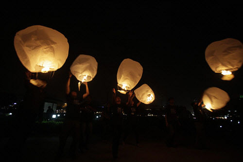 Volunteers flay paper lanterns as they take part in the global Earth  Hour initiative by World Wide Fund for Nature,  in New Delhi on  Saturday. PTI Photo