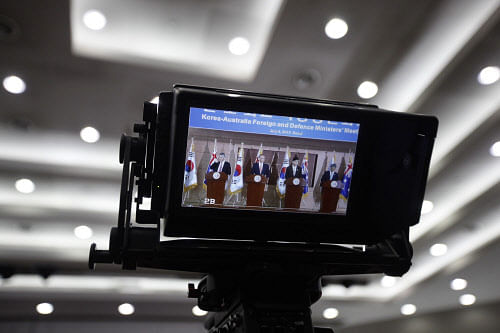 (L-R) Australia's Defence Minister Stephen Smith and Foreign Minister Bob Carr are pictured attending a news conference with South Korea's Foreign Minister Yun Byung-se and Defence Minister Kim Kwan-jin through a camera monitor at the Foreign Ministr...