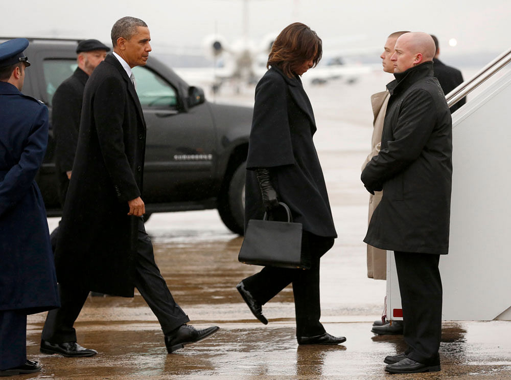 U.S. President Barack Obama and first lady Michelle Obama depart Joint  Base Andrews  in Washington en route to Johannesburg December 9, 2013.   Obama will attend the memorial service for South Africa's Nelson Mandela  on Tuesday.  Mandela, South Afr...