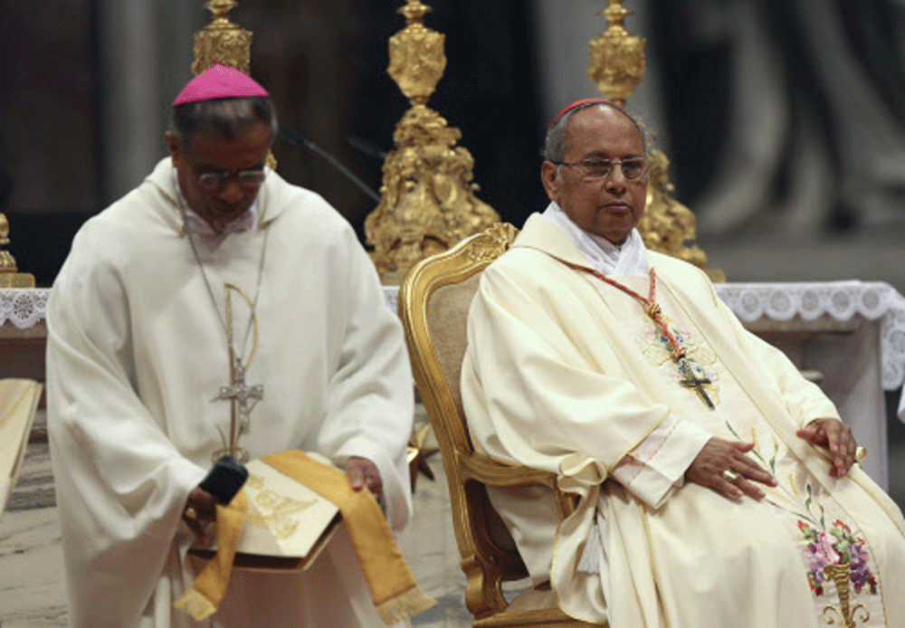 Cardinal Malcolm Ranjith (R) leads a mass before Pope Francis arrives for his audience with the Sri Lankan community in St. Peter's Basilica at the Vatican February 8, 2014. REUTERS/Alessandro Bianchi (VATICAN - Tags: RELIGION)