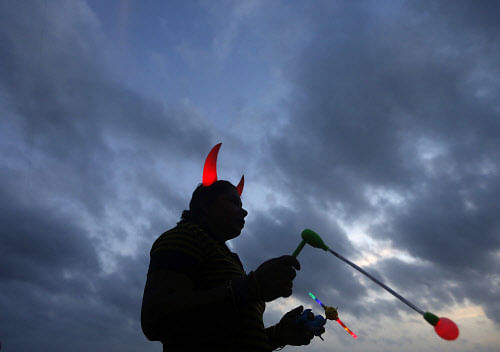 A vendor waits to sell toys to customers at his stall at Galle Face Green in Colombo June 24 ,2014. REUTERS