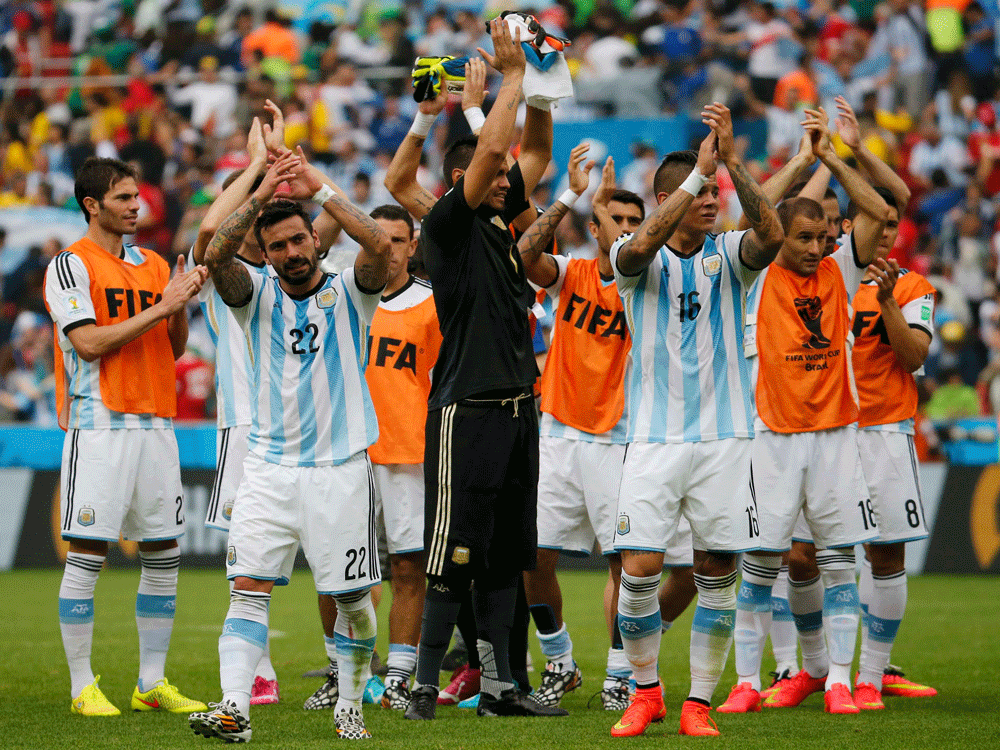 Argentina players acknowledge the crowd after winning their 2014 World Cup Group F soccer match against NIgeria at the Beira Rio stadium in Porto Alegre June 25, 2014. Reuters photo