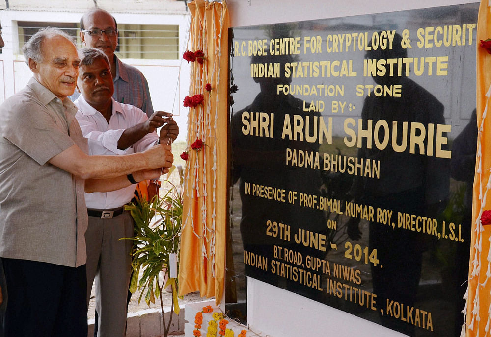 Kolkata: Padma Bhushan Arun Shourie lays the foundation stone of the new building of Indian Statistical Institute (ISI) with ISI Director Prof. Bimal K. Roy in Kolkata on Sunday. PTI Photo