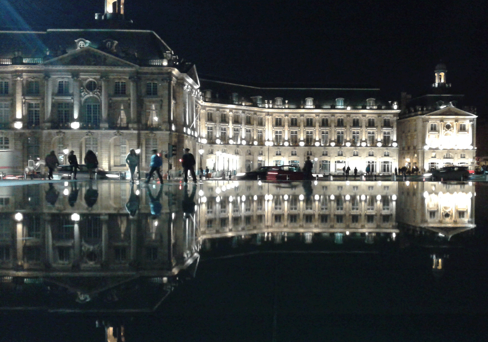 Reflection of a building on a thin water mirror