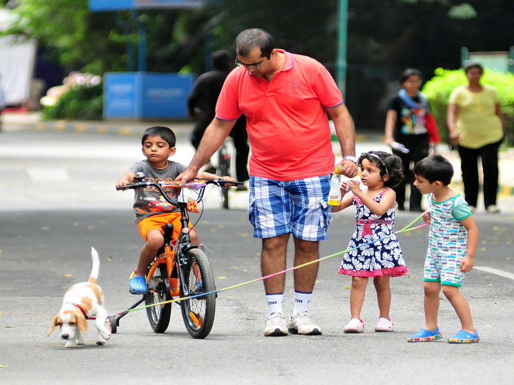  People along with their children enjoying their freedom during 'no vehicle day' at Cubbon Park in Benagaluru on Sunday. DH Photo.