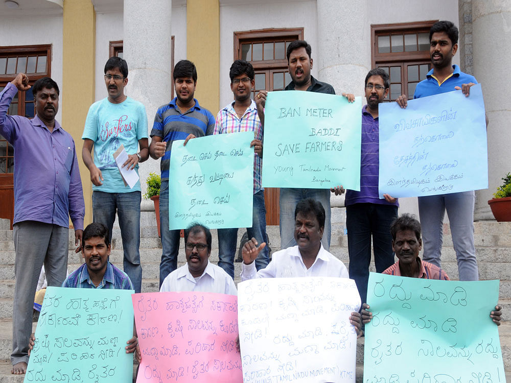 Tamilunadu Movement Sangha staged a protest and demanded to solve the problems of farmers front of Town Hall in Bangalore on Sunday. DH Photo. 