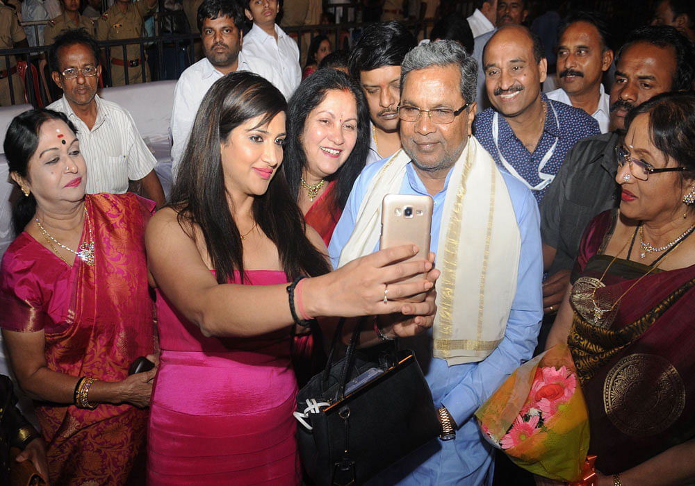 Actor Rishika Sing(daughter of director Rajendra Sing Babu) takes a selfie with chief minister Siddaramaiah for organising film festival during valedictory ceremony of 8th Bengaluru International Film Festival, at Amba Vilasa Palace premises in Mysur...