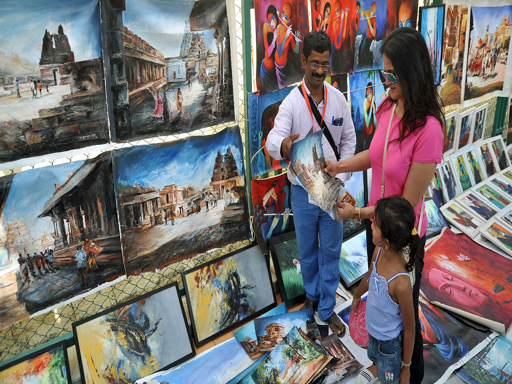 People enjoys at Open Street fest in MG Road, organized by Namma Metro, Directorate of Urban Land Transport in association with various departments and organizations in Bengaluru. DH Photo.