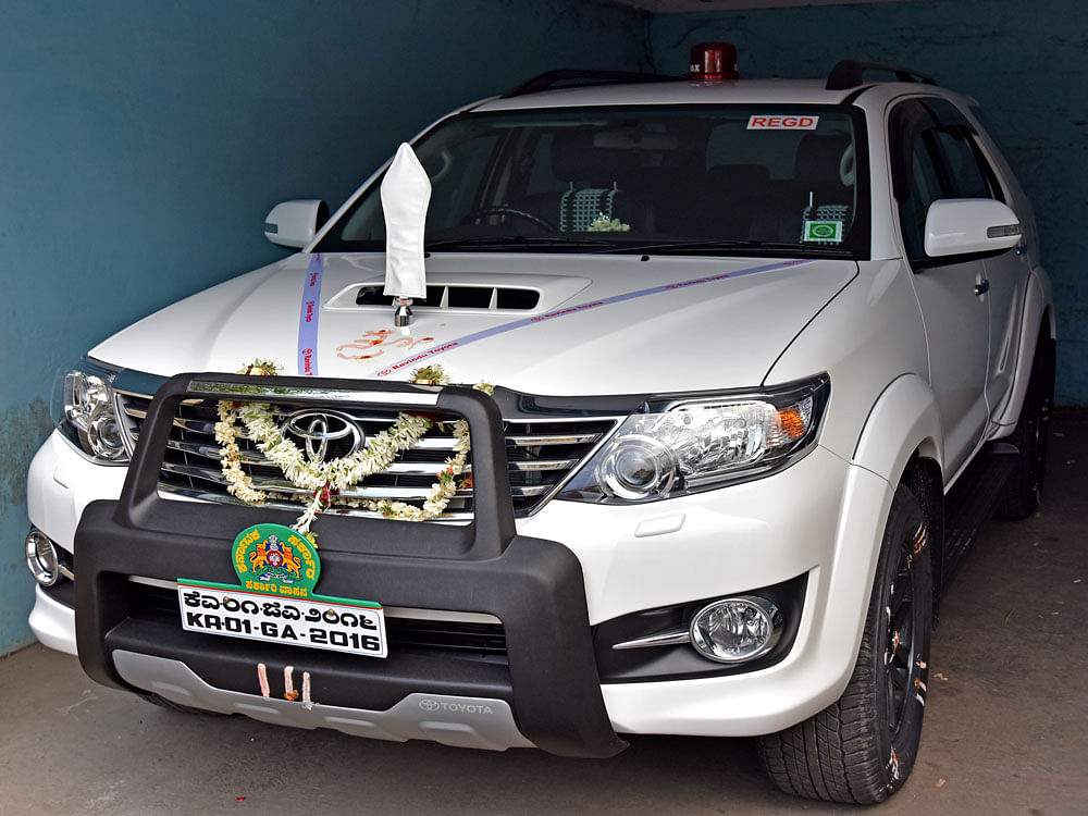  Chief Minister Siddaramaiah’s new car at Vidhana Soudha in Bengaluru on Saturday. DH Photo.