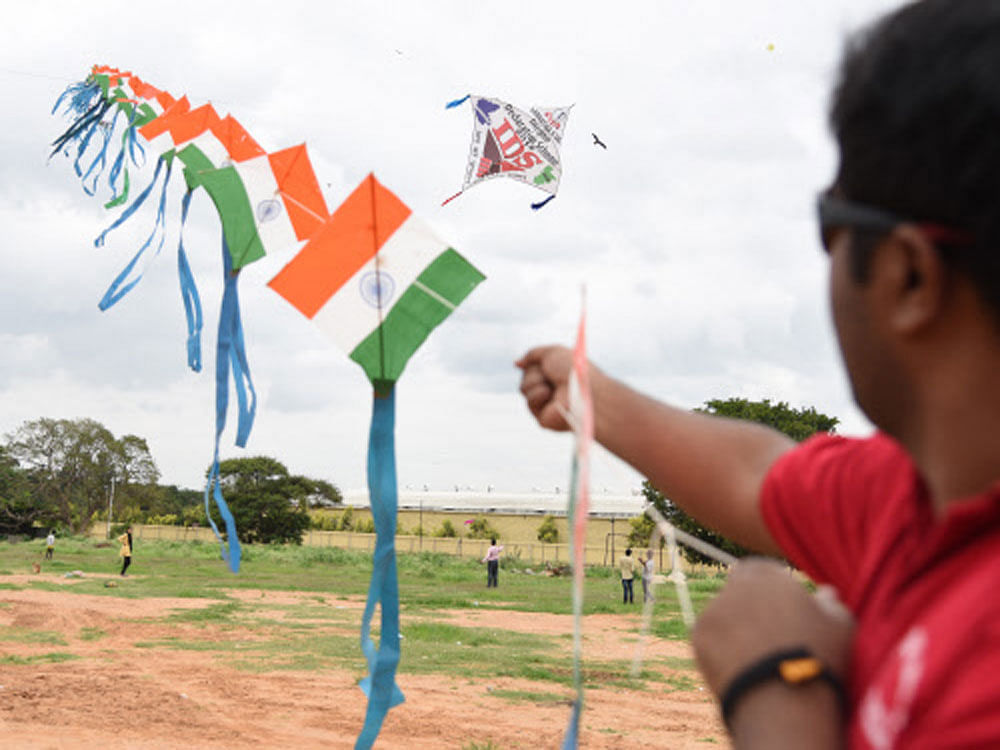  Kite club India fly's 300 kite during Kite festival 2016 as the part of Income Declaration Scheme 2016 at Palace Ground organised by Income Tax in Bengaluru on Saturday. DH Photo.