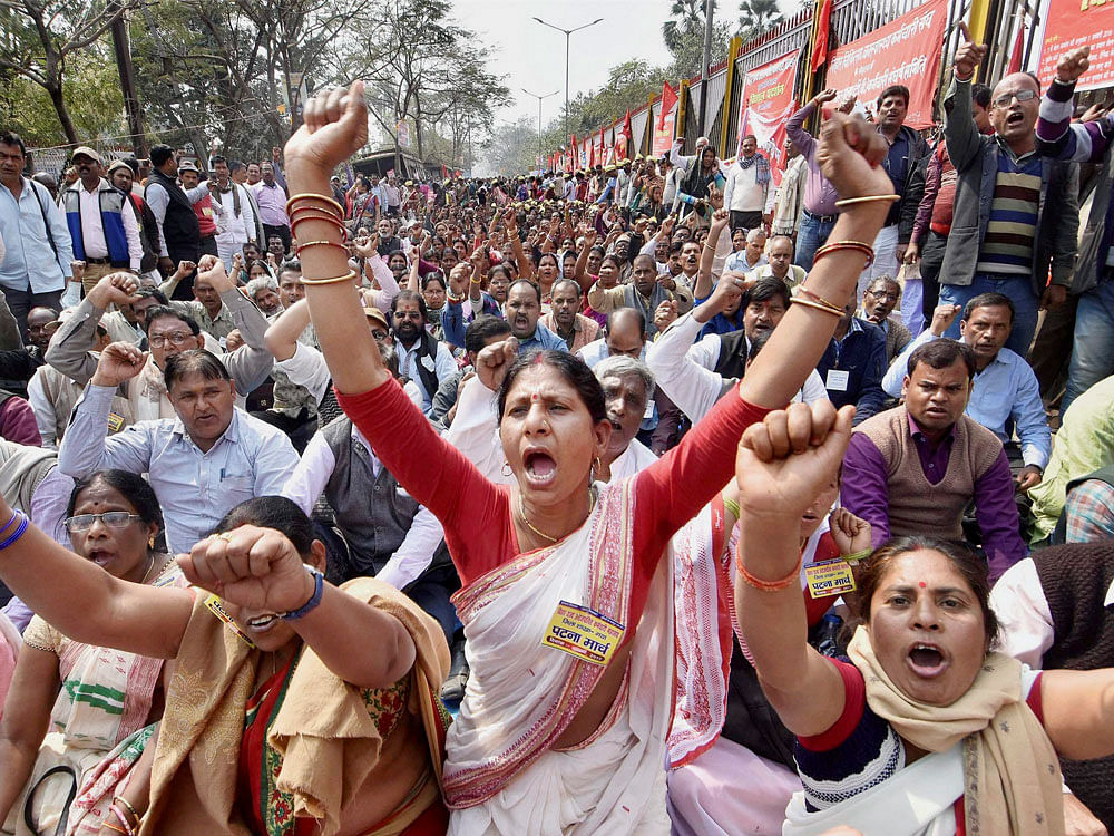 Members of Bihar State Non-Gazetted Employees Federation protesting for the 7th pay commission from the state government, in Patna on Thursday. PTI photo