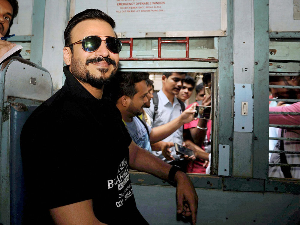 Bollywood Actor Vivek Oberoi travelling to Kelve Road, Palghar for the  launch of his affordable housing project. Karrm Brahmaand’. The  Objective of this Train journey was to experience the travel by a common  man for buying his dream home at ‘K...