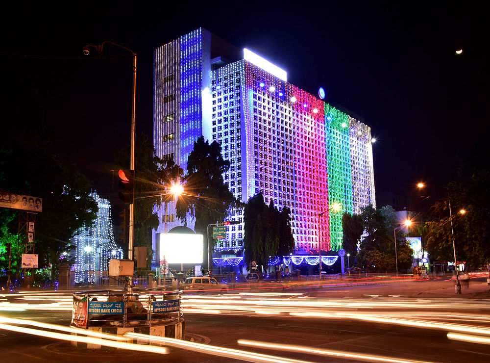 SBM head office building, which is now State bank of India after the merger, is illuminated at Mysur Bank Circle in Bengaluru on saturday. DH Photo By Krishnakumar P S