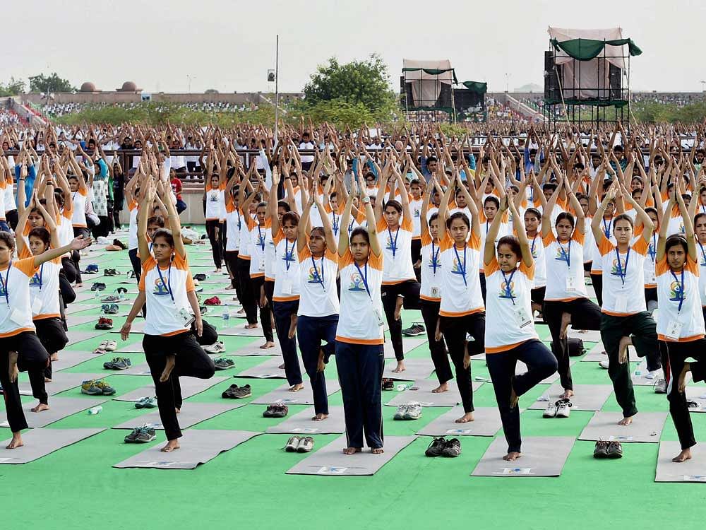 Yoga enthusiasts participating in the final rehearsal to celebrate 3rd International Day of Yoga in Lucknow on Monday.PTI Photo
