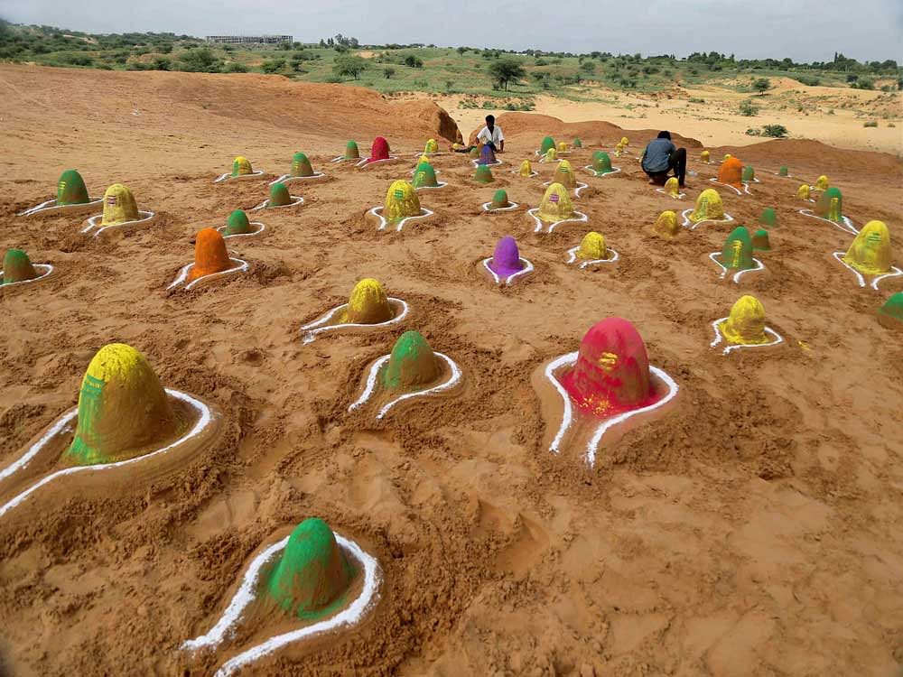 Sand artist creates 'Shivlings', idols symbolic of Lord Shiva in Pushkar, Rajasthan. PTI Photo