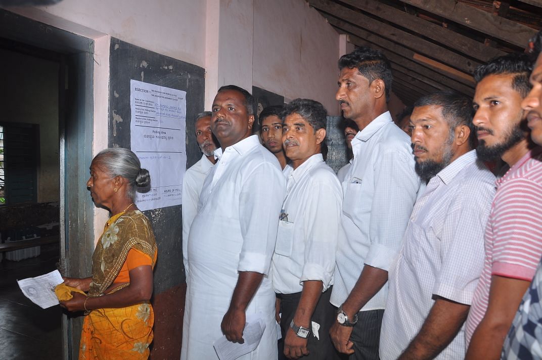 Minister U T Khader, also a Congress candidate from Mangaluru constituency, ready to exercise his franchise at Boliyar booth in Mangaluru constituency. DH Photo   