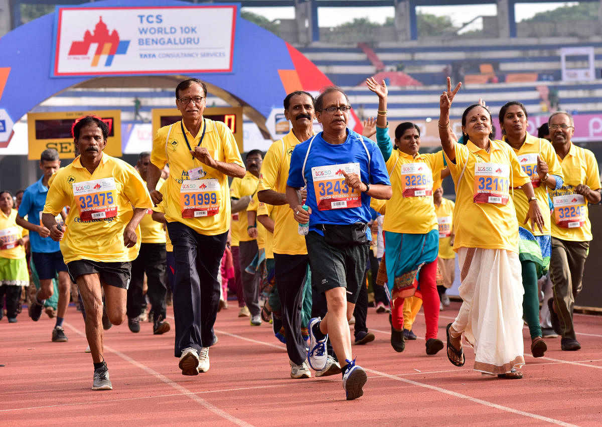 Senior citizens participatein   the TCS world 10K run held at Shree Kanteerava Stadium in Bengaluru on Sunday. DH Photo