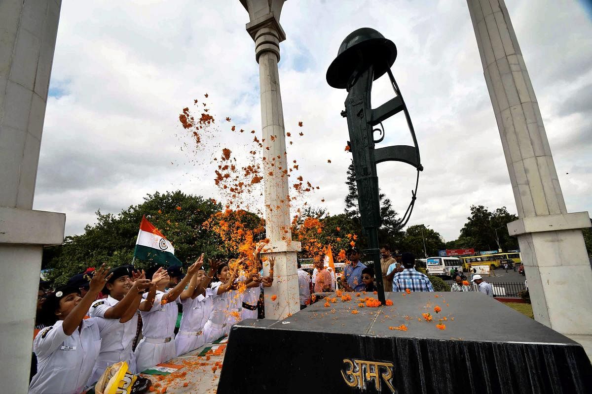NCC cadets pay floral tribute at Shaheed-e-Kargil memorial as part of Kargil Victory day celebrations, in Patna. (PTI Photo)