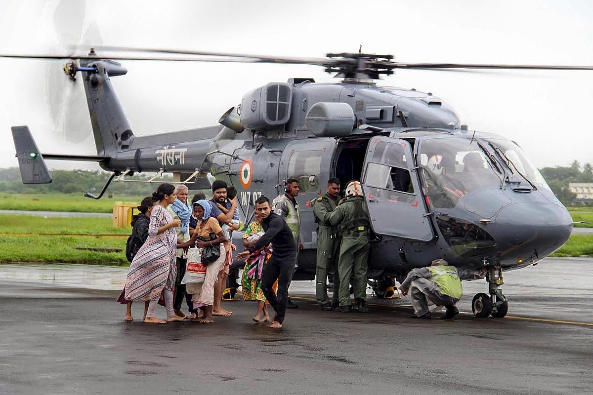 Air Force personnel carry out rescue operations at a flood-affected region following heavy monsoon rainfall, in Kochi on Thursday, Aug 16, 2018. (PTI Photo)