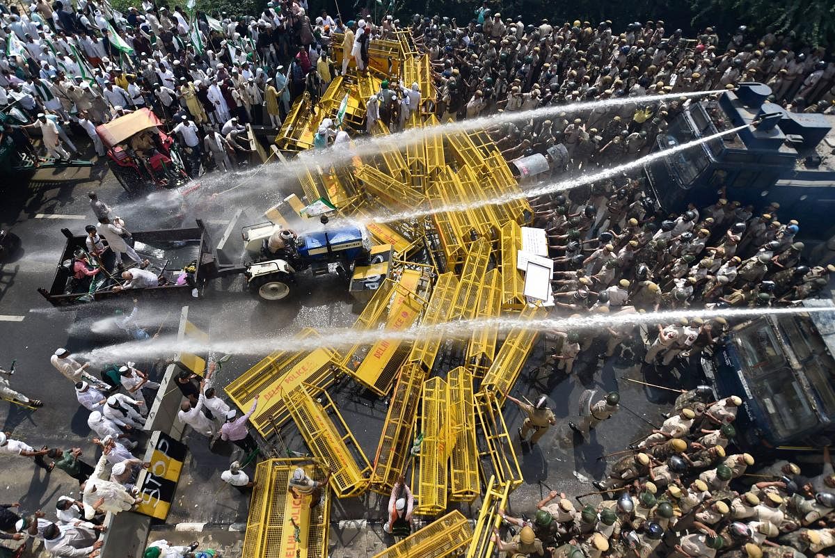 Police use water cannons to disperse farmers protesting at Delhi-UP border during 'Kisan Kranti Padyatra' in New Delhi on Tuesday, Oct 2, 2018. (PTI Photo)