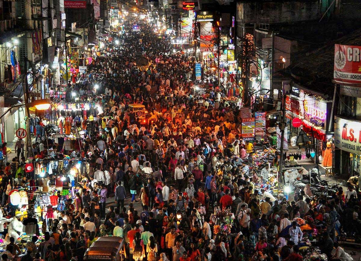 A bird eye view of a crowded market as people shop for the festival of Diwali in Nagpur, Maharashtra, Sunday, Nov 4, 2018. (PTI Photo)