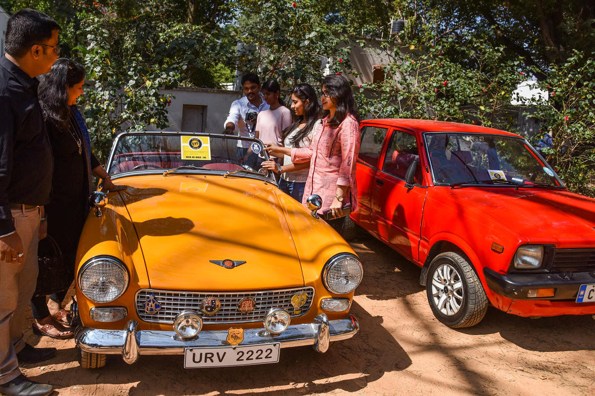 Visitors at the 6th Southern India Vintage and Classic Automobile meet organised by The Bangalore Vintage Group at The Jayamahal Palace in Bengaluru on Sunday. (DH Photo by S K Dinesh)