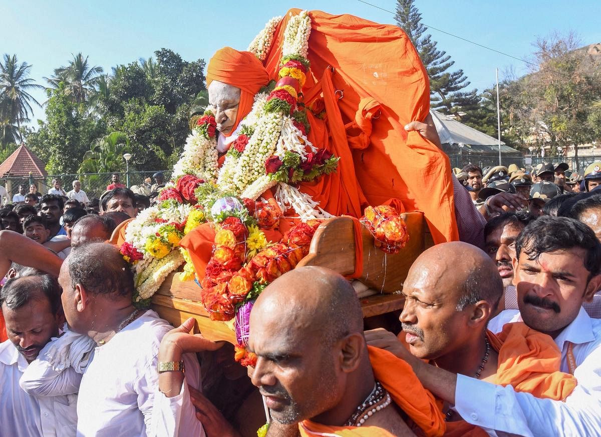 Mortal remains of 111-year-old pontiff of the Siddaganga Mutt Shivakumara Swamiji being taken to be kept for public viewing at Siddaganga Mutt in Tumakaru, Karnataka. (PTI Photo)