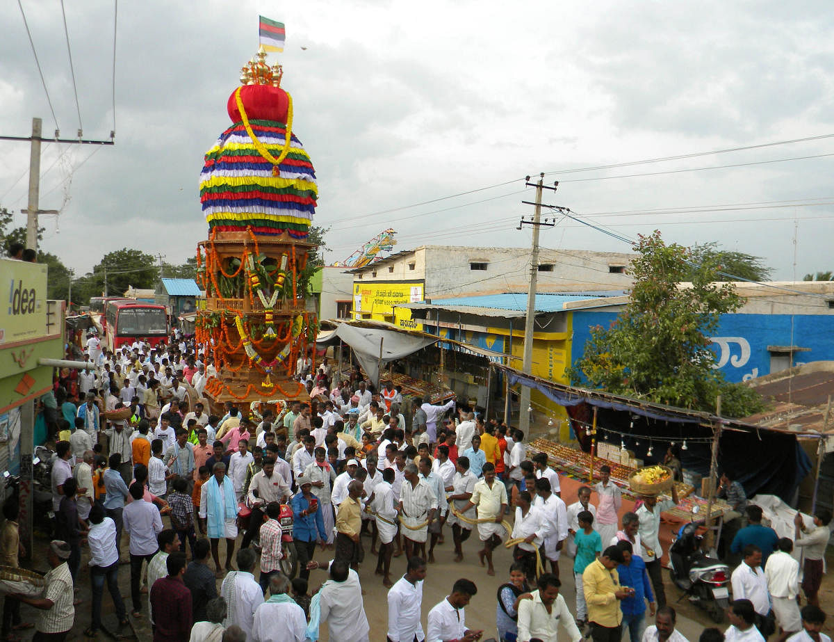 Pranavyajyothi Maha Votsavam of Kampli Taluk Matri Village was held on Sunday evening. (DH Photo)