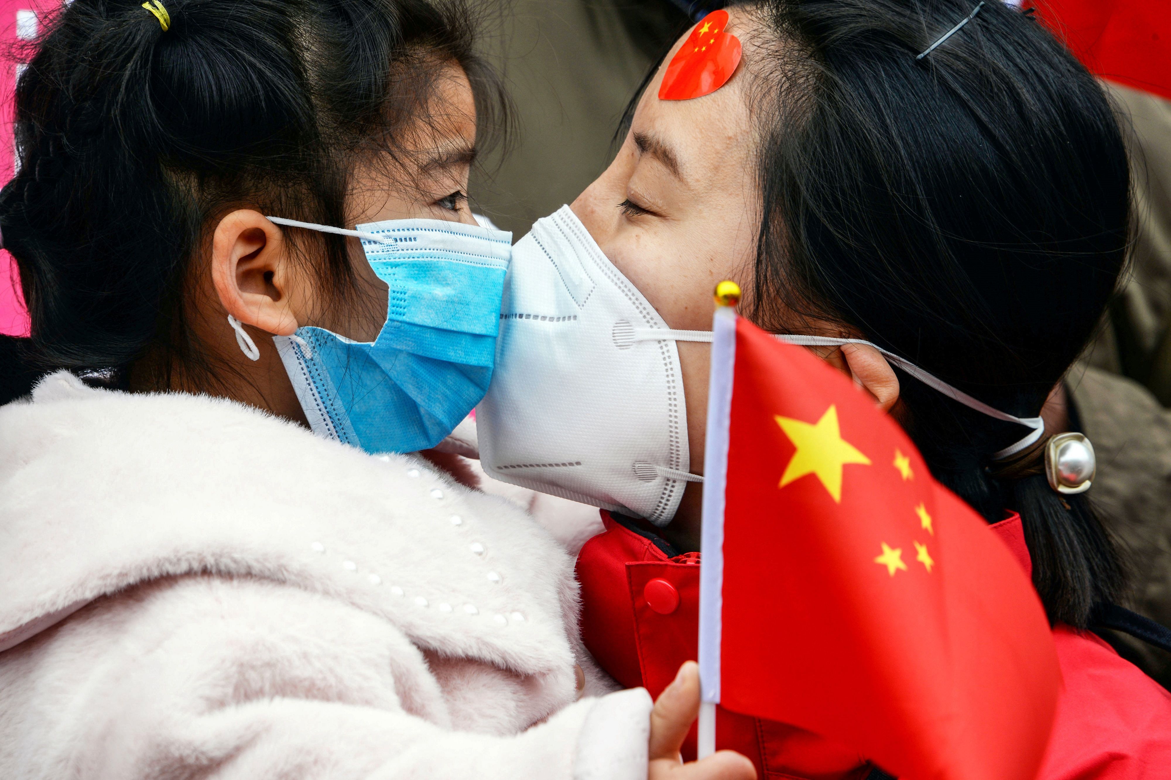 A medical staff member kisses her daughter after returning home from Wuhan helping with the COVID-19 coronavirus recovery effort, in Bozhou, in China's eastern Anhui province. (AFP Photo)