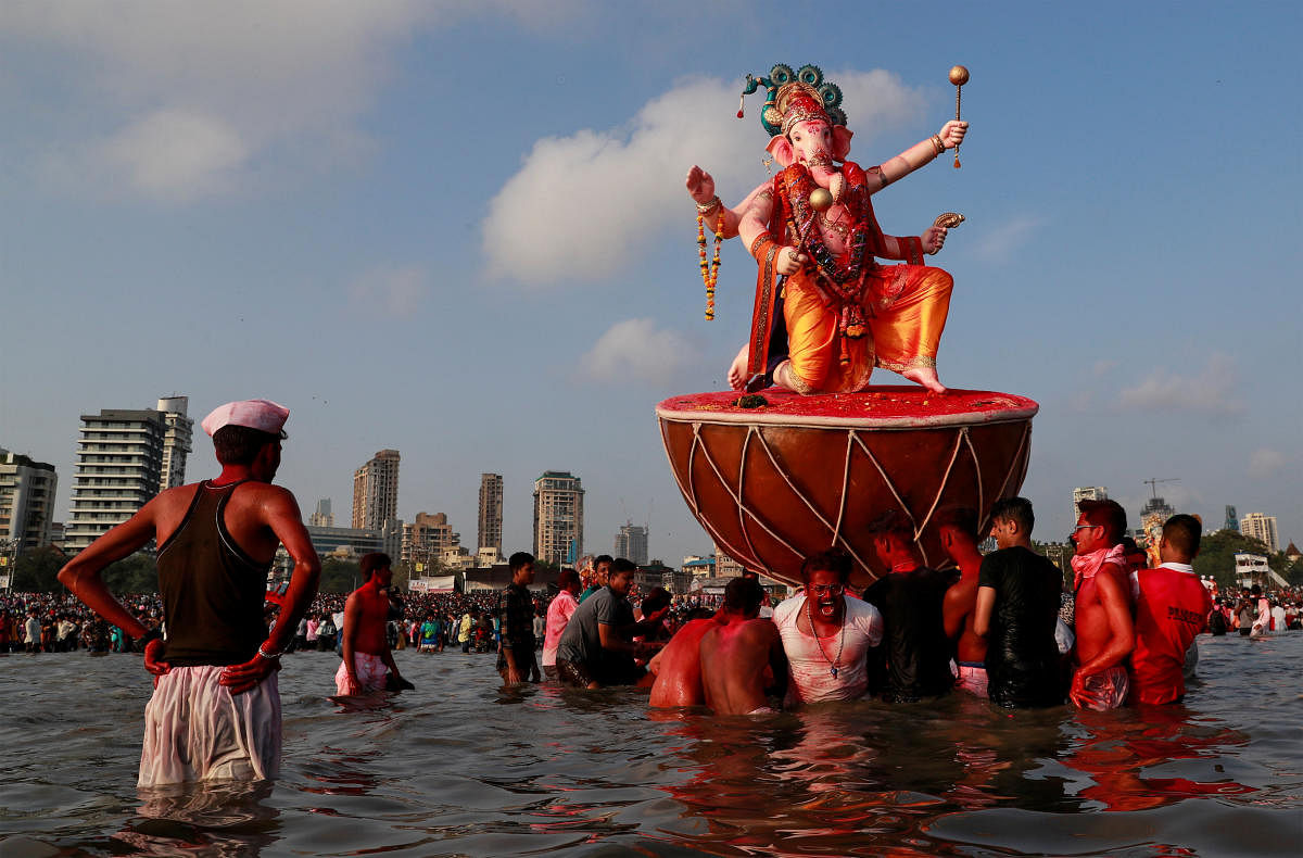 Devotees pull an idol of Hindu elephant god Ganesh, the deity of prosperity, as it is carried for immersion into the Arabian Sea on the last day of the Ganesh Chaturthi festival in Mumbai, India, September 23, 2018. REUTERS/Danish Siddiqui