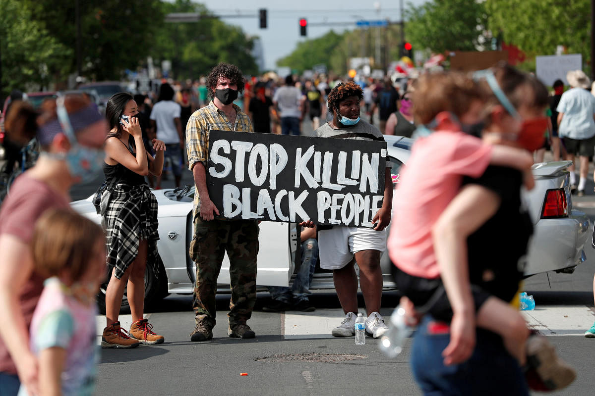 Protesters gather at the scene where George Floyd, an unarmed black man, was pinned down by a police officer kneeling on his neck before later dying in hospital in Minneapolis, Minnesota, U.S. (Reuters photo)
