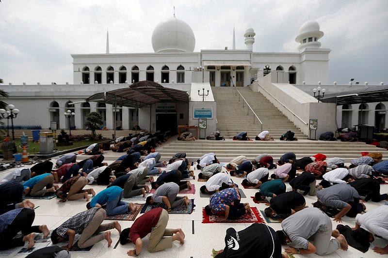 Muslims attend Friday Prayers at the Great Mosque of Al Azhar in Jakarta, Indonesia, as government eases restrictions amid a coronavirus disease (COVID-19) outbreak. (Reuters Photo)