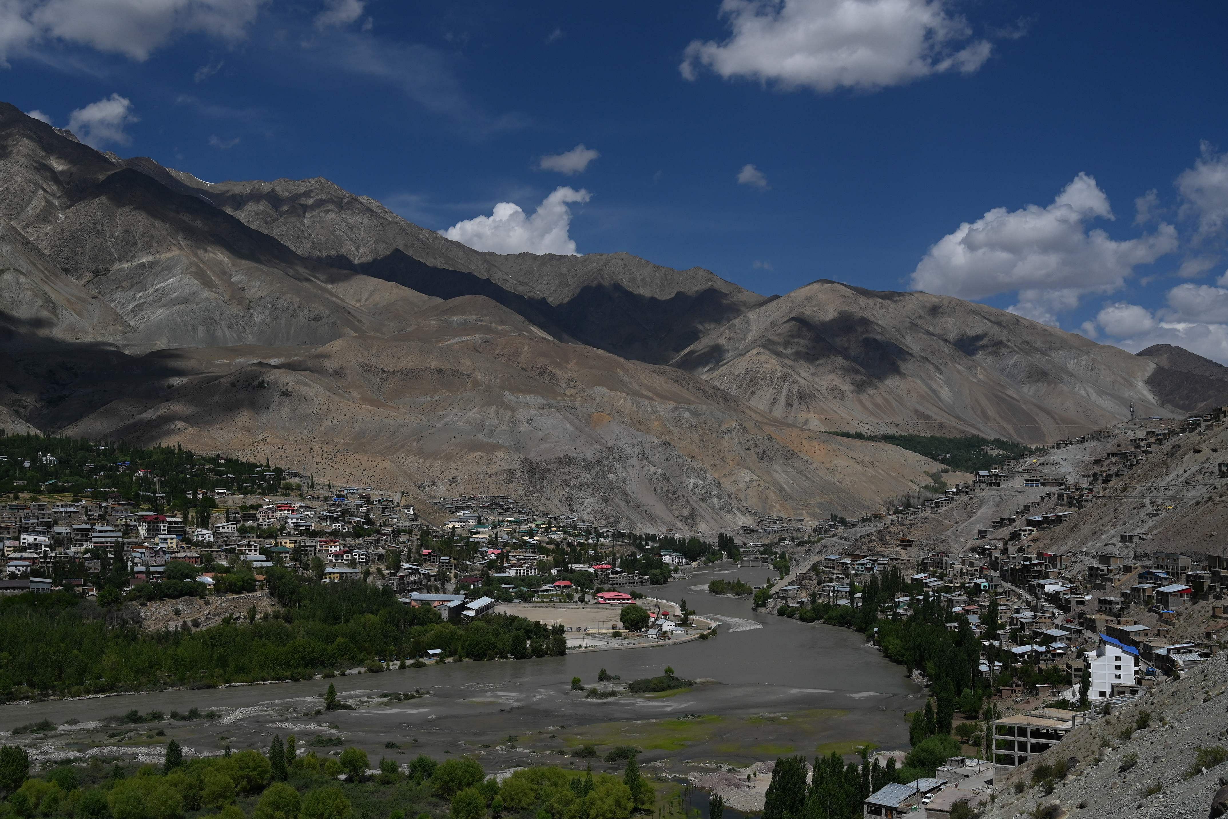 3-25 May 1999: Indian army patrols detect intruders at Kargil, first spotted by local shepherds. Soldiers sent to check, are killed. By mid-May, Indian Army mobilizes its troops from Kashmir to Kargil as more infiltrations are detected. The Indian army moves more troops from Kashmir to Kargil. Credit: AFP