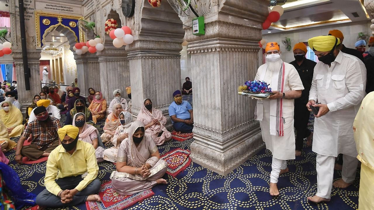 PM Modi offers prayers to Guru Teg Bahadur at Sis Ganj Gurudwara