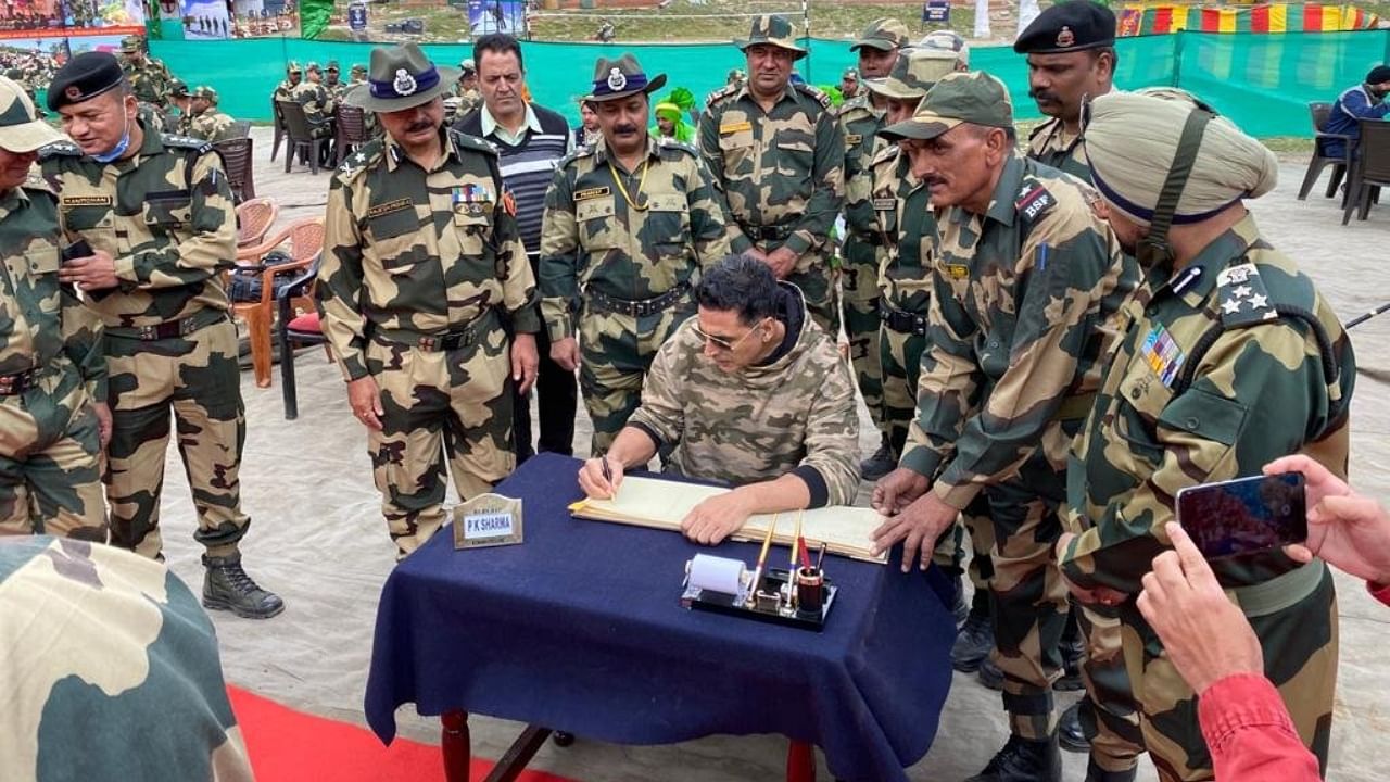 Akshay Kumar visits LoC in J&K, donates Rs 1 crore for school building