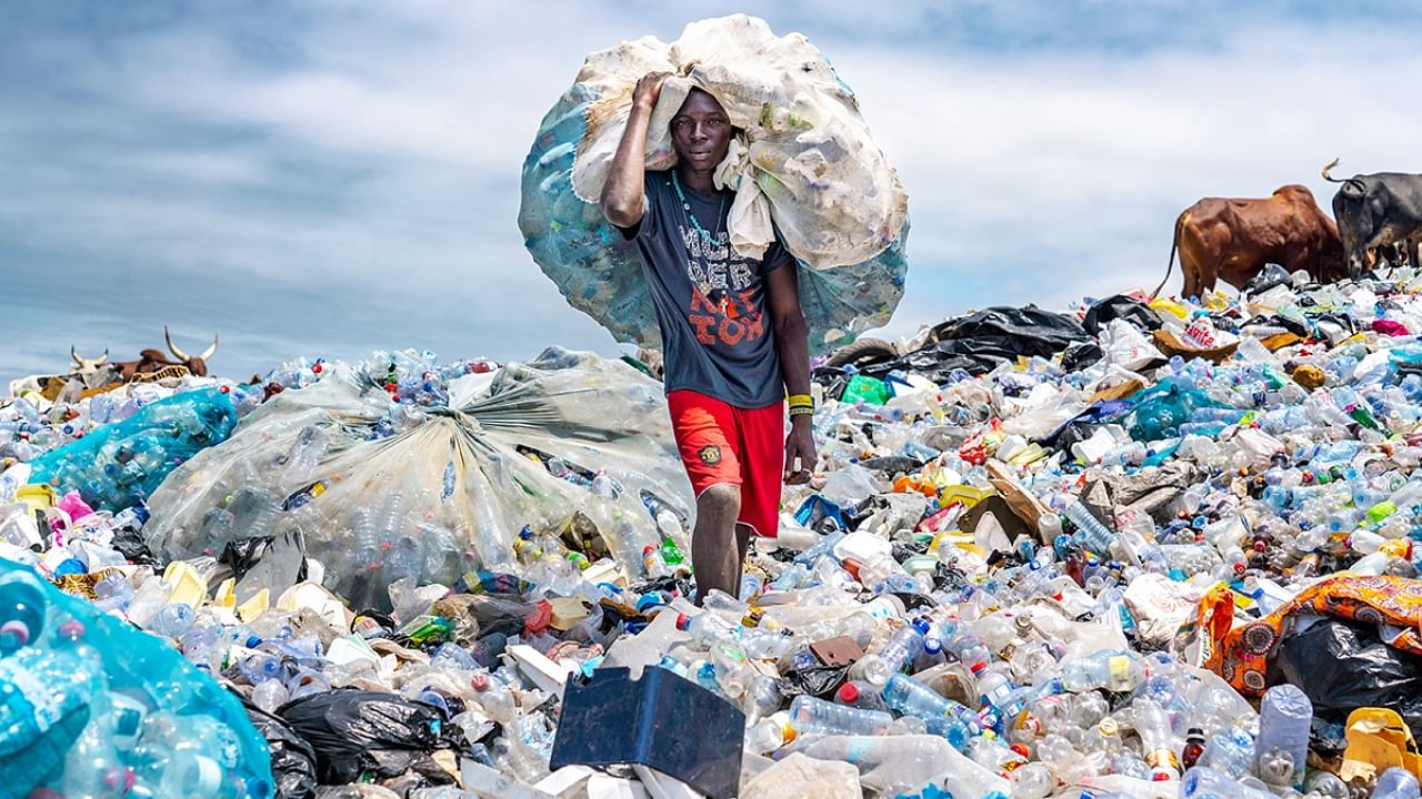These heartbreaking photos of plastic pollution are very hard to look at! Photo by Muntaka Chasant (Ghana)
