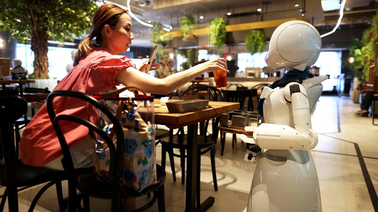 Robots are giving a futuristic spin to dining in Japan — See pictures