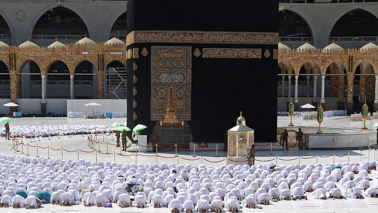In Pics | Social distancing norms dropped at Mecca's Grand Mosque