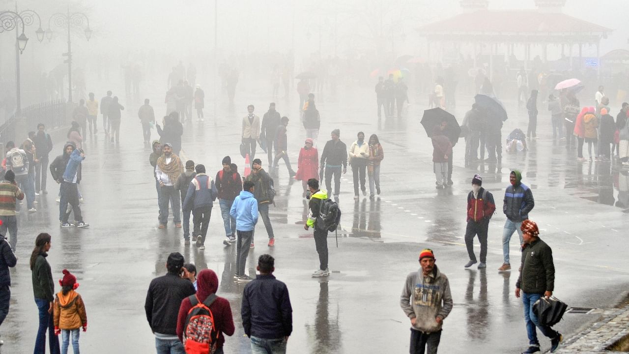 Amid rising Omicron cases, hordes of tourists throng Shimla for New Year. Credit: PTI Photo