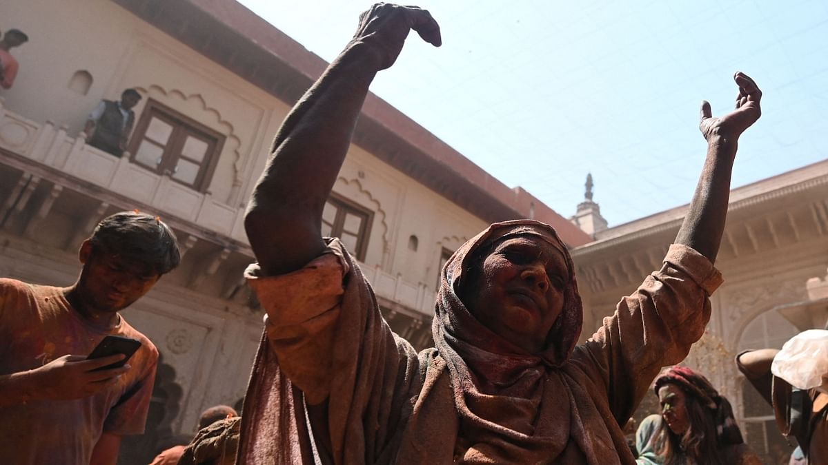 vrindavan widows play holi