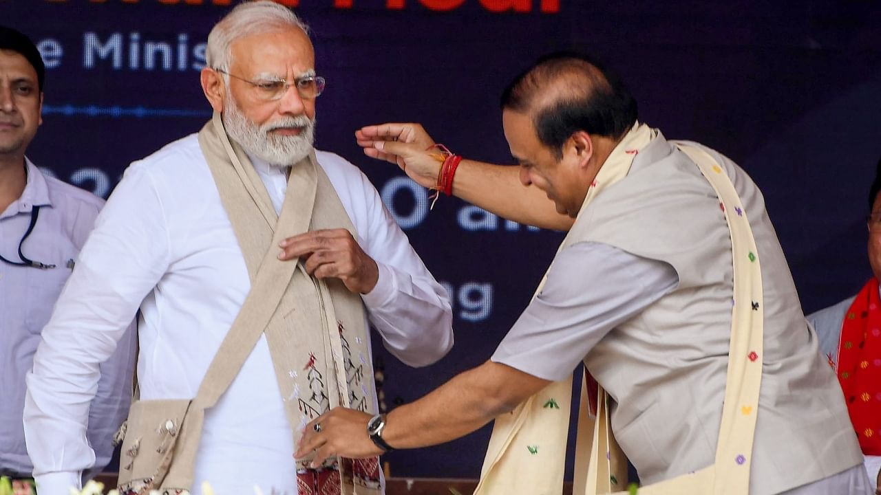 <div class="paragraphs"><p>CM Himanta Biswa Sarma seen here felicitating PM Modi during one of his visits to Assam. </p></div>