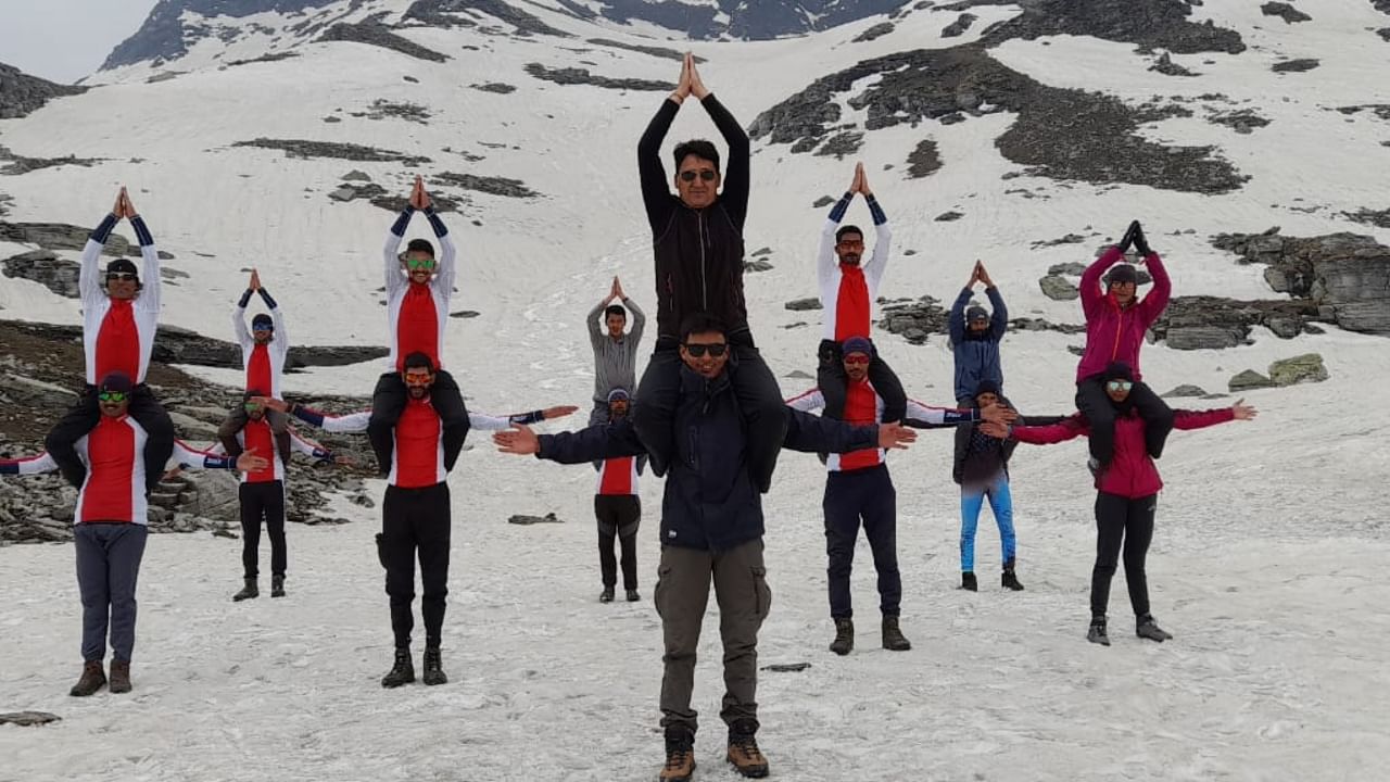 Yoga Day 2022: Himveers perform yoga in snow-capped Himalayas Credit: Twitter/ITBP_official