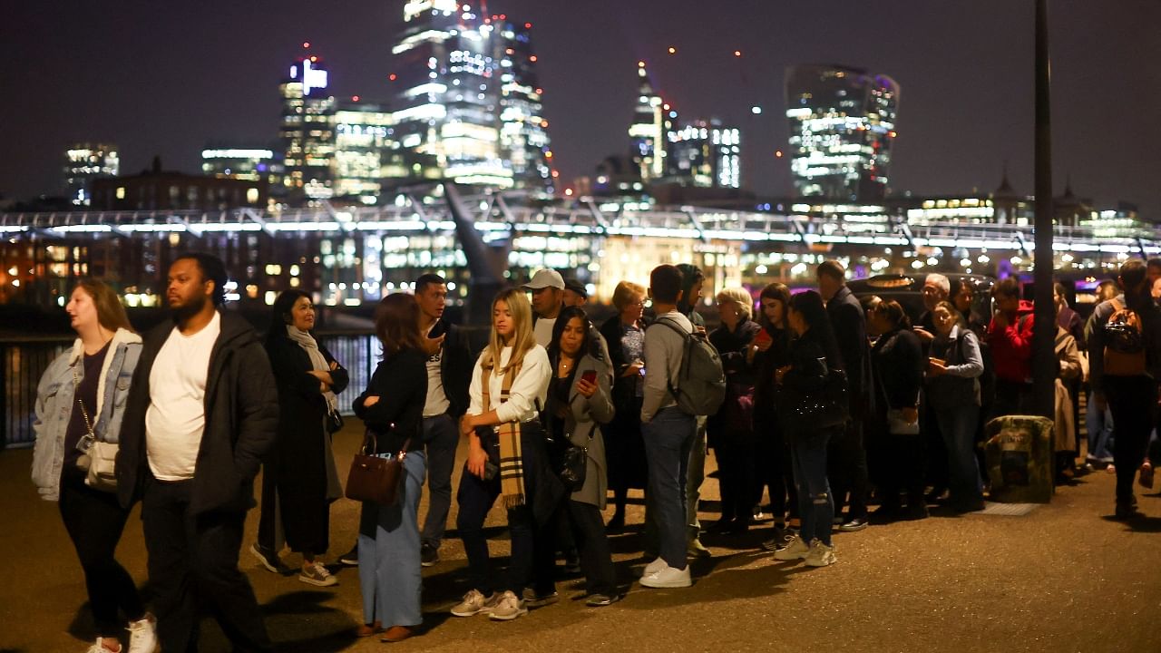 Thousands in Britain queue up to pay respects to Queen lying-in-state: See Pics Credit: Reuters Photo