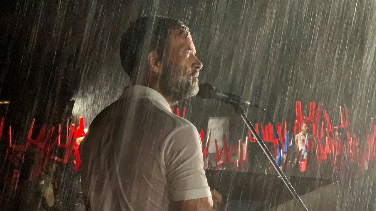 Rahul Gandhi addresses the rally in the rain; pictures go viral